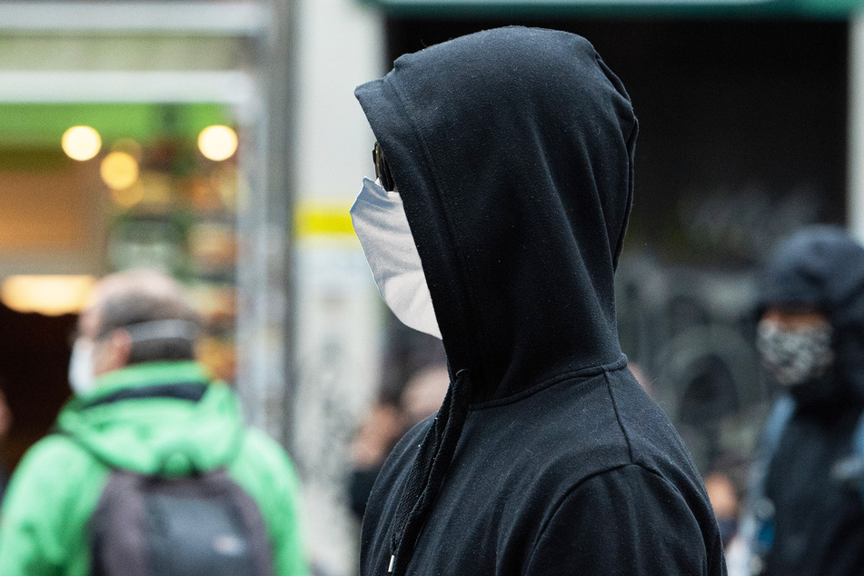 Der Unbekannte versteckte sich hinter dunkler Kleidung und einer weißen Maske. (Symbolbild)