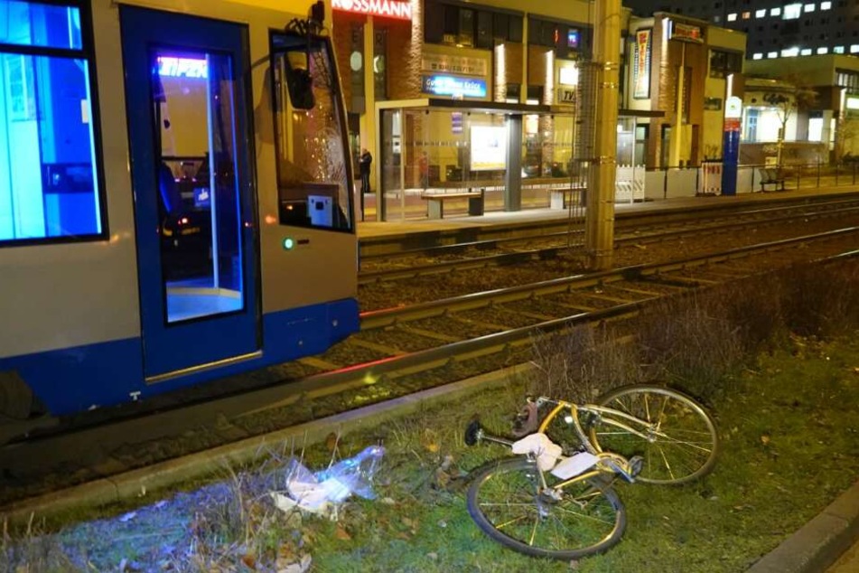 Auf der Zwickauer Straße hat am Dienstagabend eine Straßenbahn eine Fahrradfahrerin erfasst.