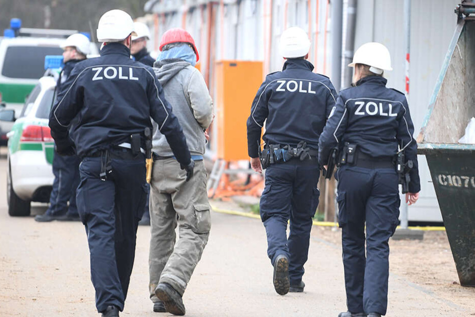 Zoll-Beamte halten auf einer Großbaustelle Ausschau nach Mindestlohnverstößen, illegal Beschäftigten und Sozialleistungsmissbrauch.