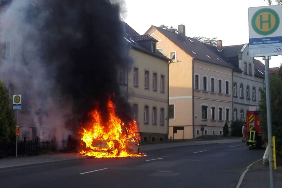 Dichte Rauchwolken stiegen empor, als das Auto ausbrannte.