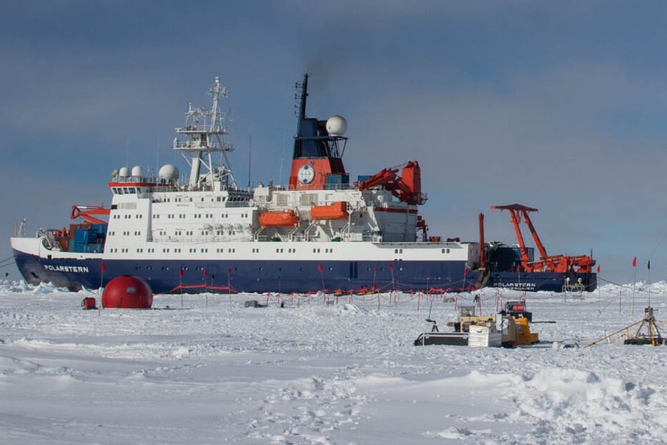 Die Polarstern ist von Eis umgeben.