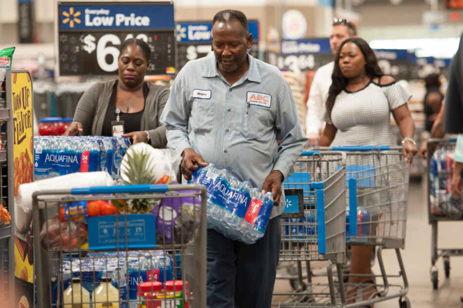 Kunden eines Supermarkts kaufen Vorräte ein. Für mindestens eine Woche soll vorgesorgt werden, so der Gouverneur Ron DeSantis (40).