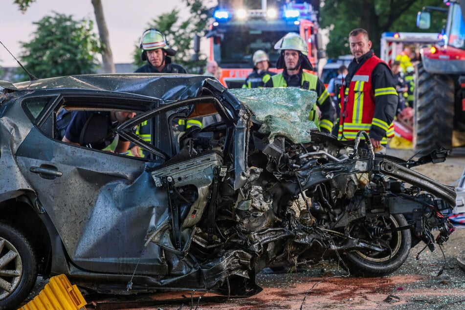 Seat nach Unfall mit Traktor und Baum völlig zerstört: Fahrer ringt mit dem Tod