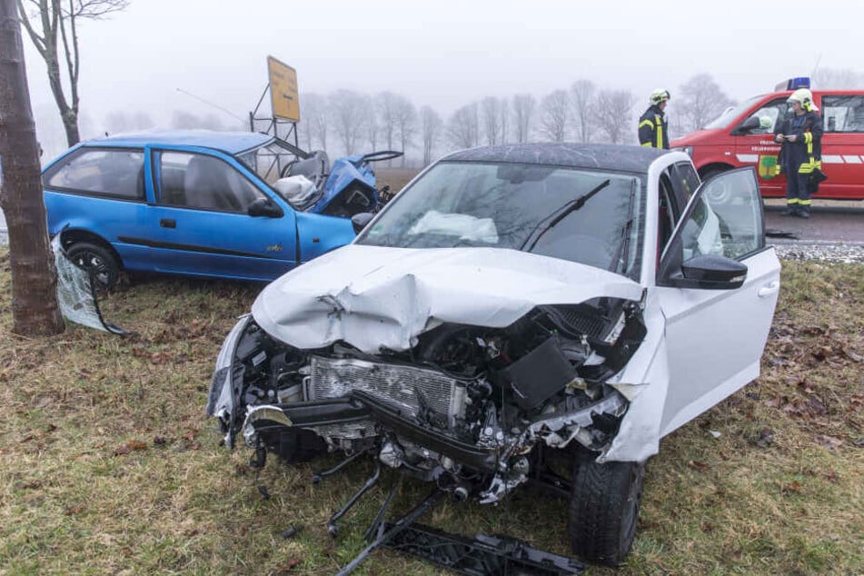 Beide Autos wurden bei dem Unfall stark demoliert.