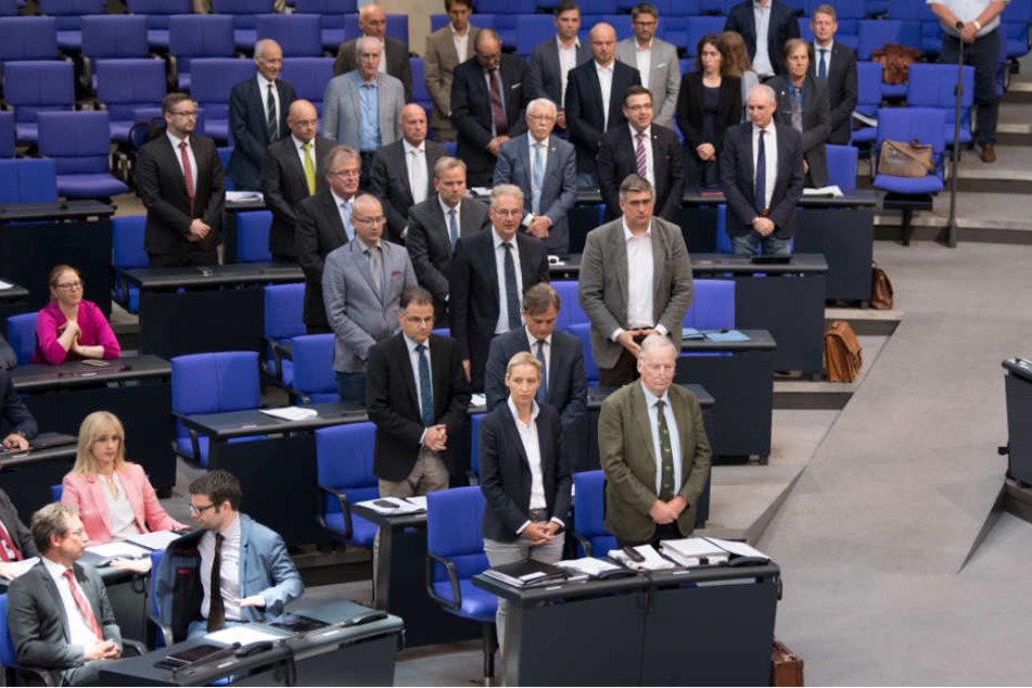 Mitglieder der AfD-Fraktion gedenken während der 37. Sitzung des Bundestages stehend der ermordeten Susanna F..