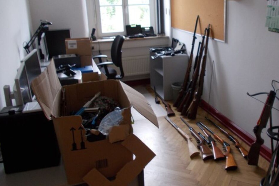 Der Besitzer hatte zahlreiche Waffen in seiner Wohnung gelagert.
