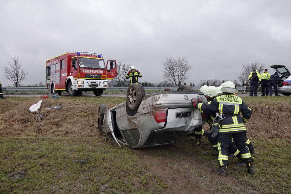 Der VW landete auf dem Dach.