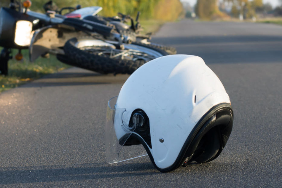 Ein Motorradfahrer starb noch an der Unfallstelle. (Symbolbild)