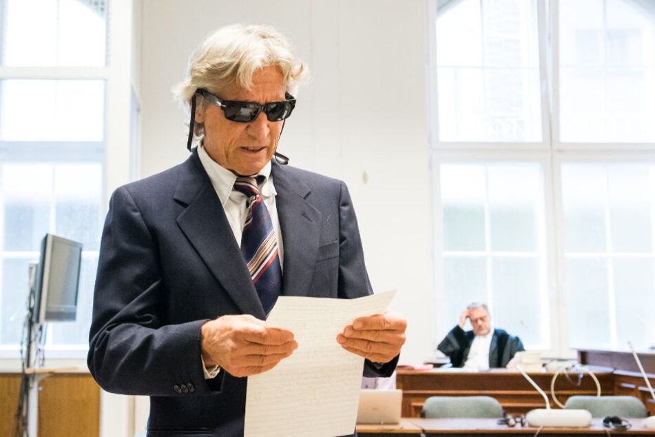Michael Jauernik liest vor Prozessbeginn den Journalisten eine Rede vor.