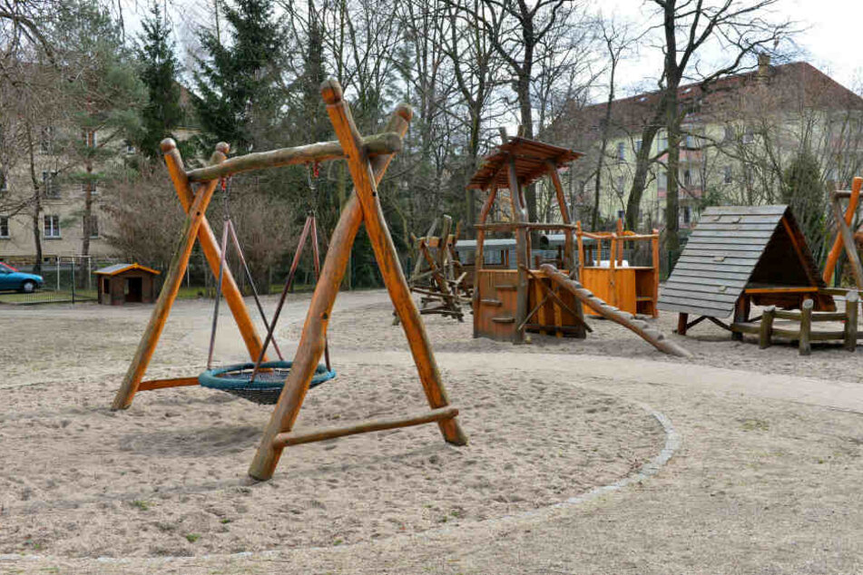 Der Spielplatz mit Kletterbereich an der Kindertagesstätte. 
