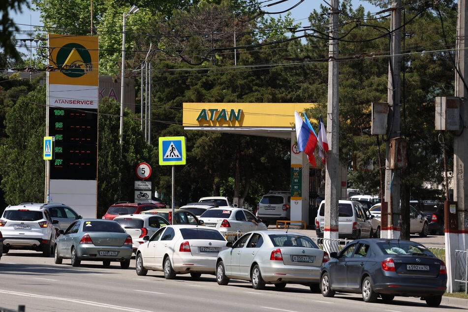 Aufgrund der Engpässe stehen an einer Tankstelle auf der Krim die Autos schonSchlange.