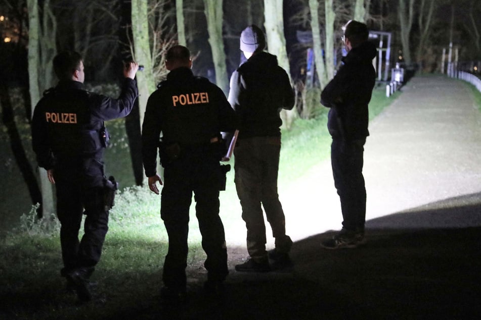 Polizisten suchten in den Rostocker Wallanlagen nach Hinweisen auf die Tat.