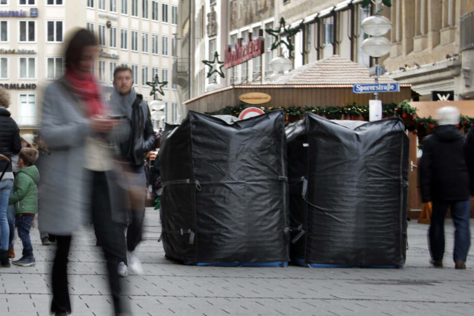Große Wassersäcke stehen als Sicherheitsabsperrungen in einem Zufahrtsbereich zum Münchner Christkindlmarkt (Symbolbild).