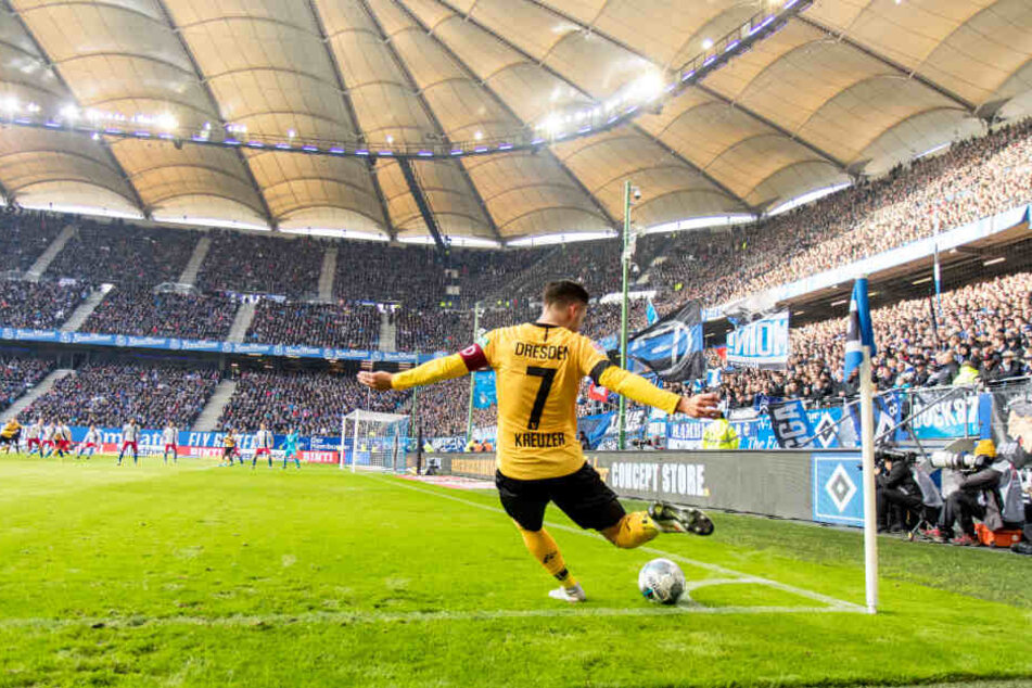 Niklas Kreuzer tritt vor der prächtigen Kulisse des Hamburger Volksparkstadions einen Eckball.