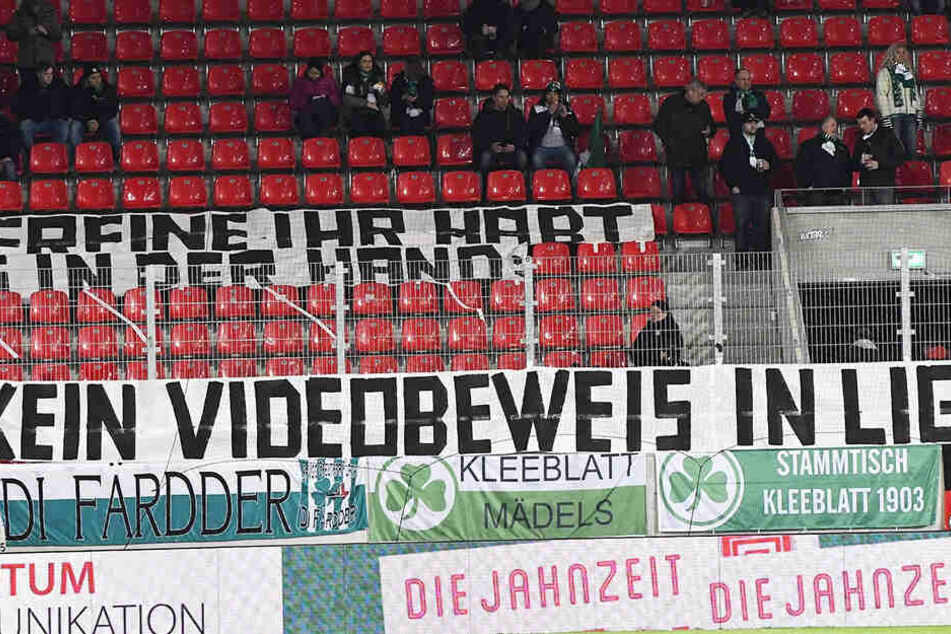 Nicht nur bei Fachleuten, auch bei den Fans ist die Meinung zum Videobeweis in der 2. Liga unterschiedlich. Die Fürther Anhänger sind dagegen.