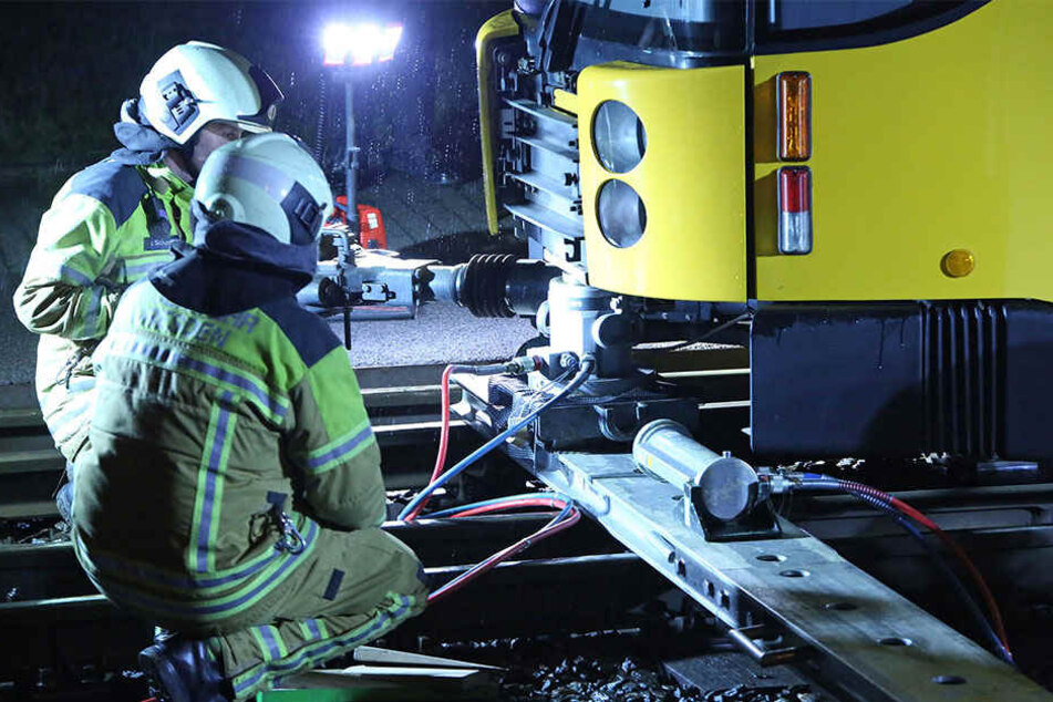 Mit hydraulischen Hebern brachte die Feuerwehr die Bahn wieder in die Spur.