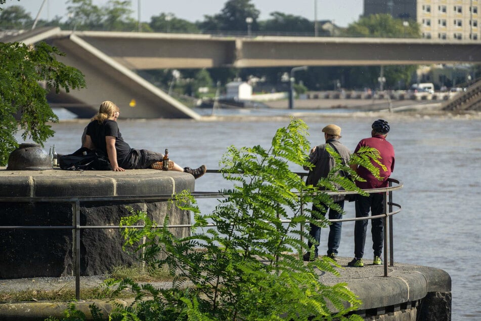 Die Stadt spricht von einer "stabilen" Lage an der eingestürzten Carolabrücke.