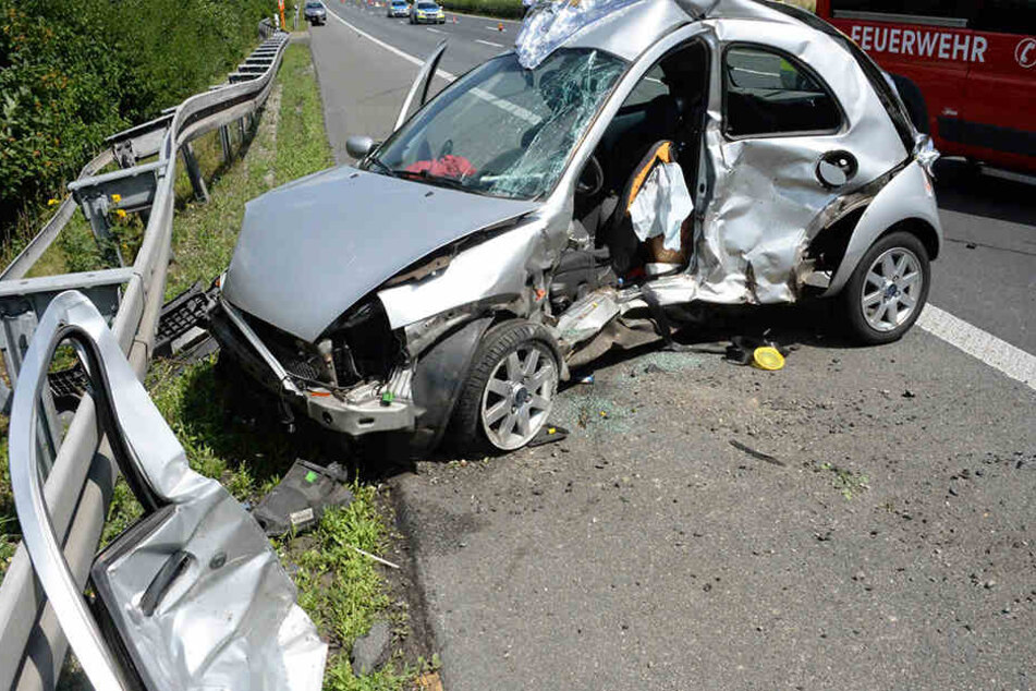 Die Frau wurde in ihrem Ford Ka eingeklemmt und starb noch an der Unfallstelle.