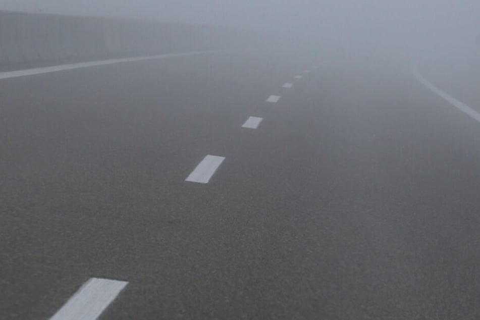 Der Lkw-Fahrer fuhr in der Nacht zum Mittwoch auf der Autobahn. (Symbolbild)