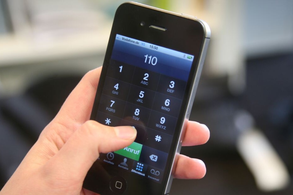 Weil er kein Handynetz hatte, musste sich der Mann vom Unfallort entfernen, um den Notruf abzusetzen. (Symbolbild)