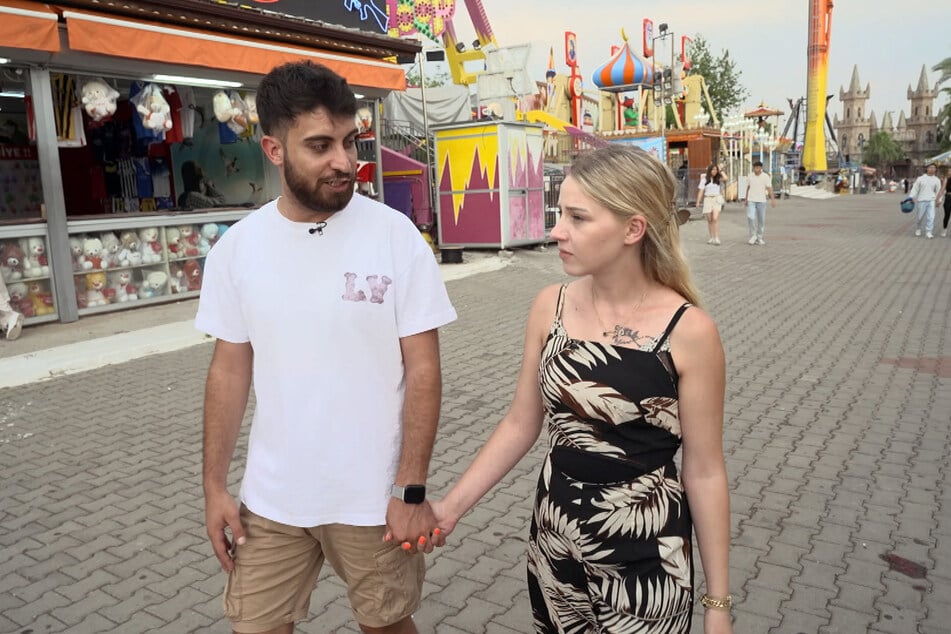 Nesthäkchen Loredana (21) und ihr Ehemann Servet nehmen die Fans in die Flitterwochen mit.