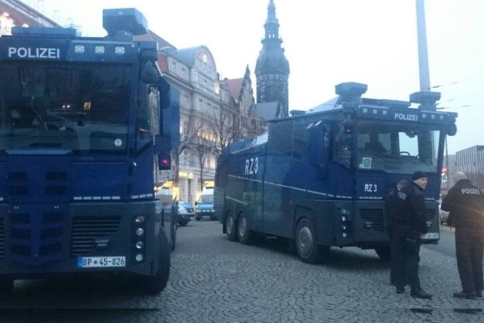 Die Polizei will Montagabend mit mehreren Hundertschaften die Lage in Leipzig unter Kontrolle behalten.