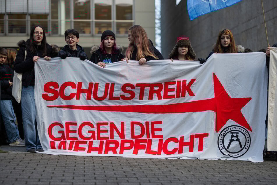 Auch in Köln haben zahlreiche junge Menschen gegen die beschlossenen Wehrdienstpläne des Bundestags demonstriert.