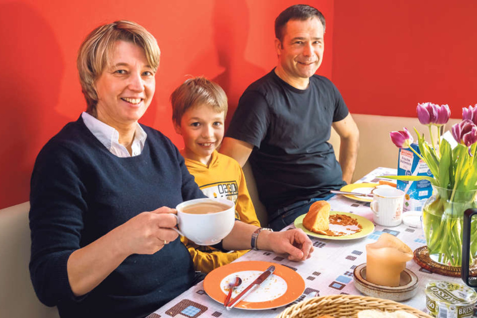 Ruhige Momente zuhause: Ulrike Lange mit ihrem Mann Sören (50), der Jugendpfarrer in Zwickau ist und Sohn Friedrich (8) beim Frühstück.