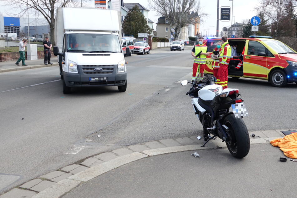 Motorrad kracht in Fahrerseite von Transporter: Biker verletzt