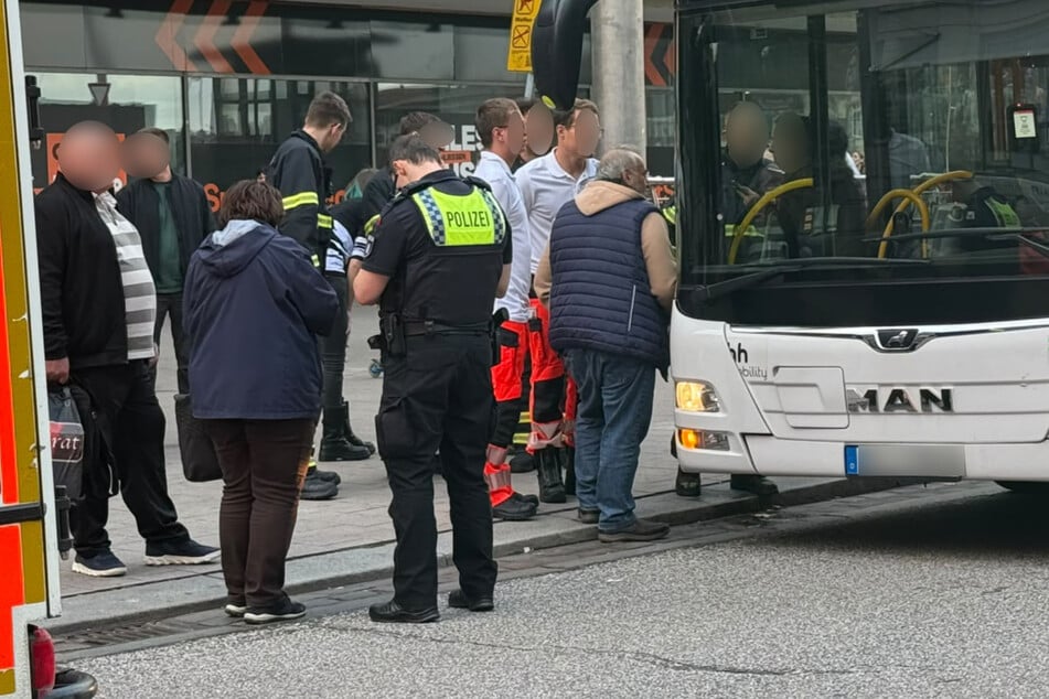 Frau läuft vor Linienbus: Mehrere Fahrgäste nach heftiger Bremsung verletzt