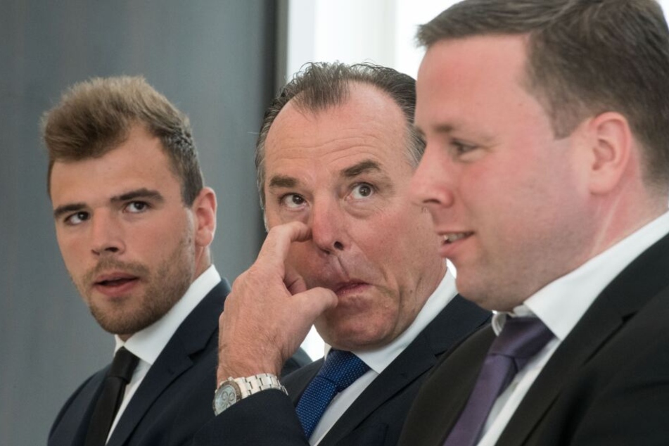 Robert Tönnies (r.) möchte ein Geschäft von seinem Onkel Clemens Tönnies (m.) verhindern.
