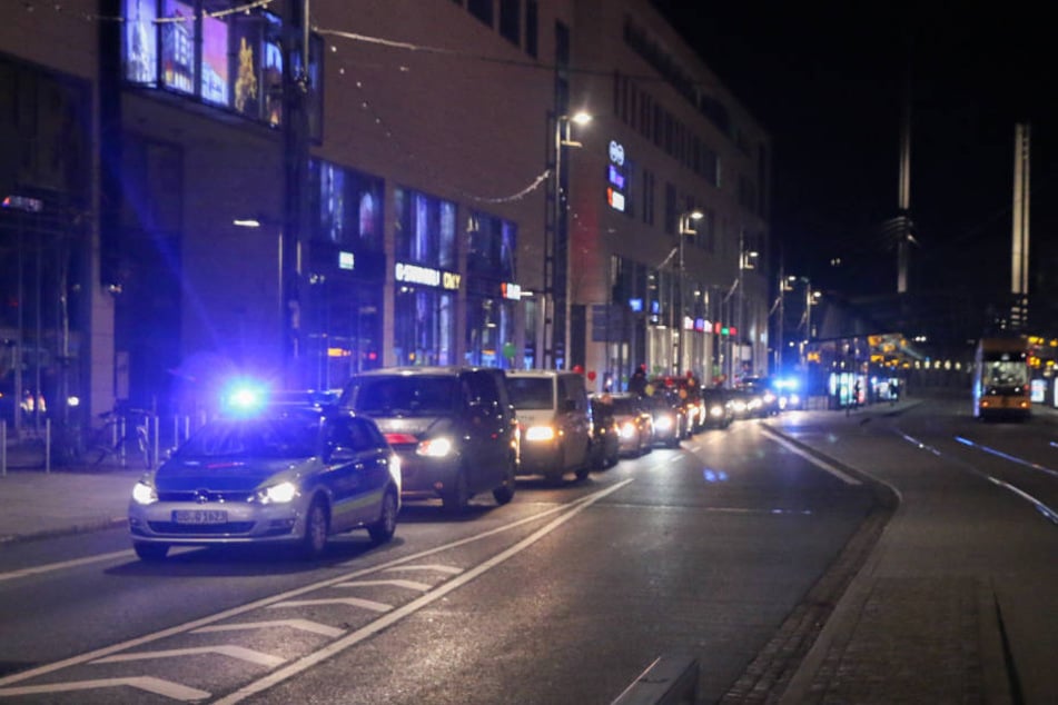 Ca. 15 Autos fuhren am Mittwochabend im Autokorso durch Dresden.