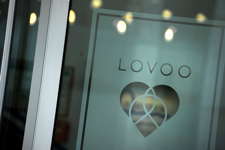 Das Bild zeigt das Firmenlogo des Dating-Portals "Lovoo". Immer häufiger machen sich Kriminelle das Internet oder Apps zunutze, um sich zu bereichern.