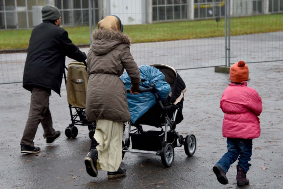 Eine geflüchtete Familie geht über das Gelände der LUK in Boostedt.