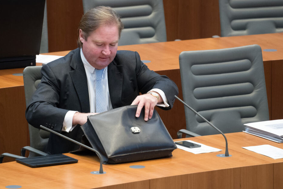 NRW-Finanzminister Lutz Lienenkämper (49) erwartet insgesamt für 2019 ein Steuerplus.