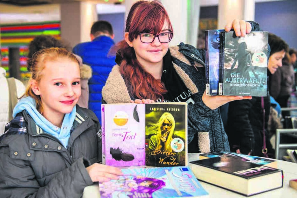 Sie bauen ihre Fantasy-Lesewelt mit günstigen Büchern aus: die Chemnitzer Leseratten Clara (11, l.) und Annabel (16).