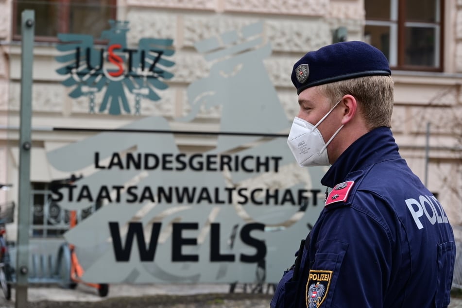 Ein Polizist steht vor Beginn des Prozesses gegen Ernst August von Hannover vor dem Landesgericht.