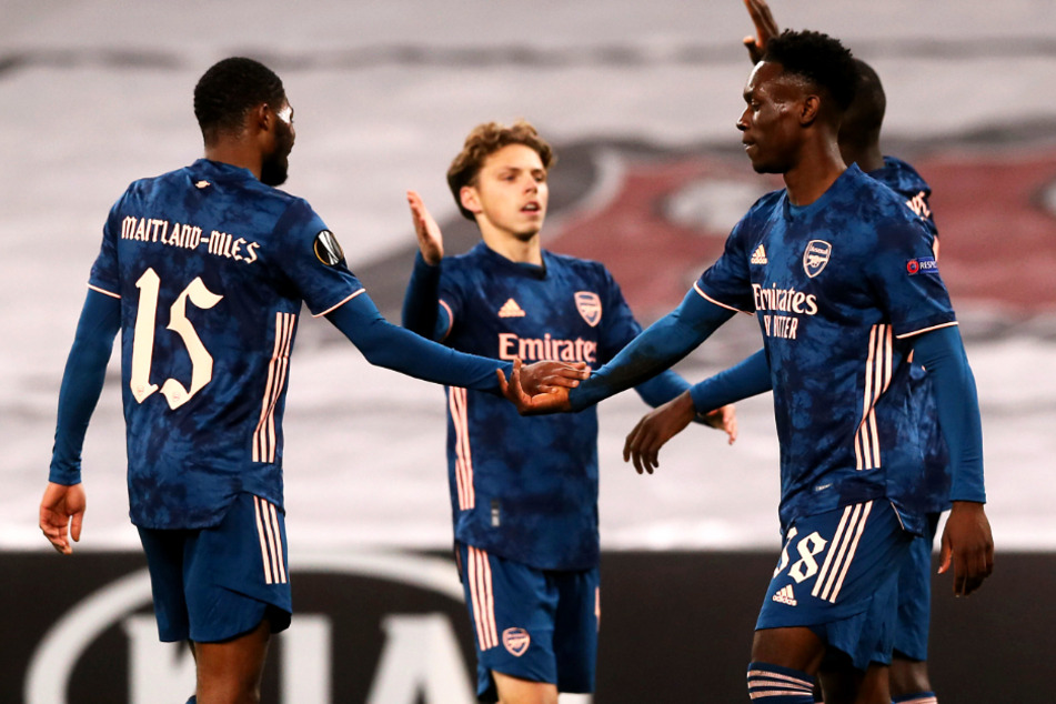 Folarin Balogun (19, r.) von Arsenal feiert in der Europa League zusammen mit seinen Teamkollegen.