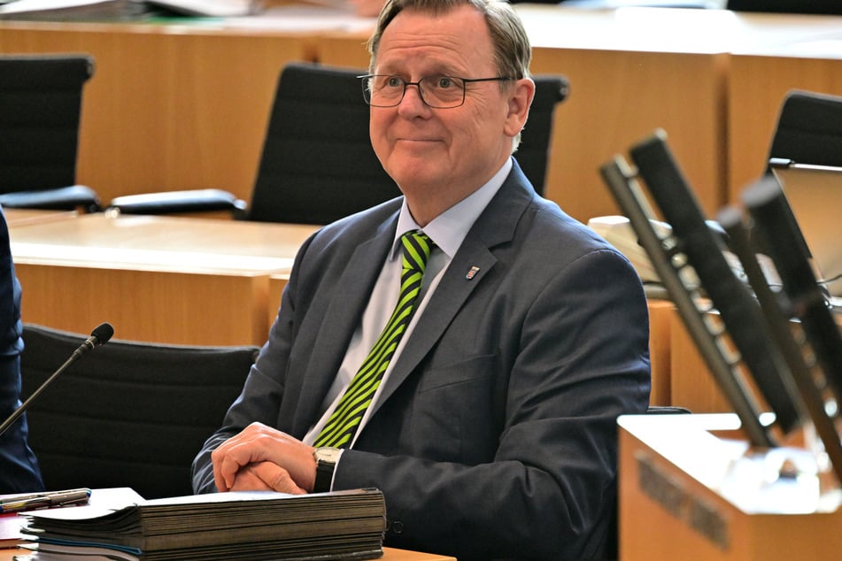Die Abgeordneten im Thüringer Landtag um Ministerpräsident Bodo Ramelow (67, Linke) erhalten rückwirkend mehr Geld.