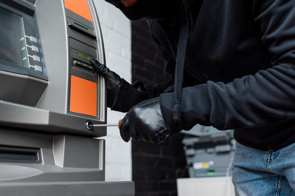Den leeren Automaten ließen die Täter in einem Waldstück bei Stendal zurück. (Symbolfoto)