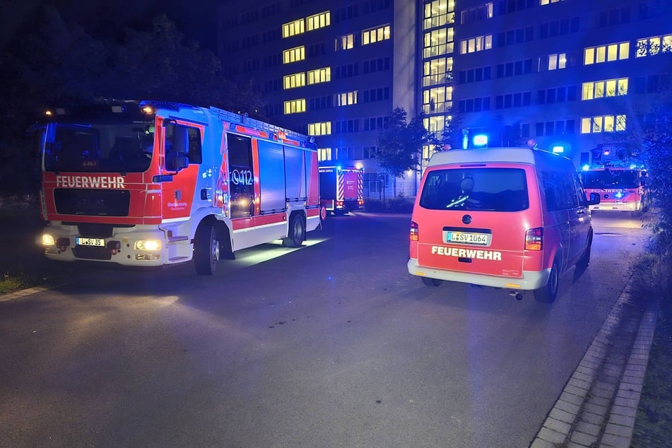 Leipzigs Feuerwehr war Montagnacht einmal mehr in einem Hochhaus in Grünau gefordert.