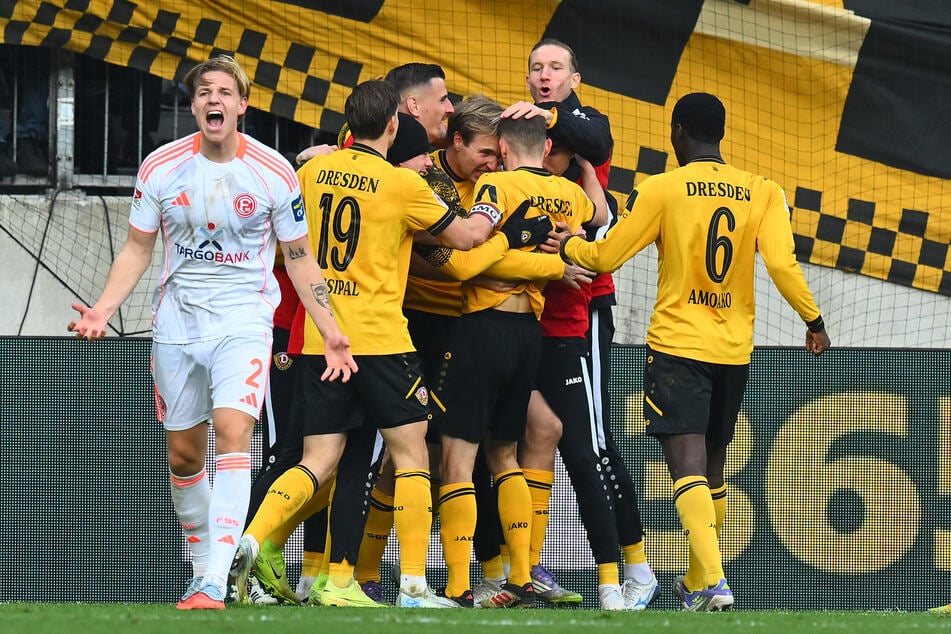 Wenn schon vorm K-Block, dann darf ein Tor auch gegen den Ex-Klub bejubelt werden.