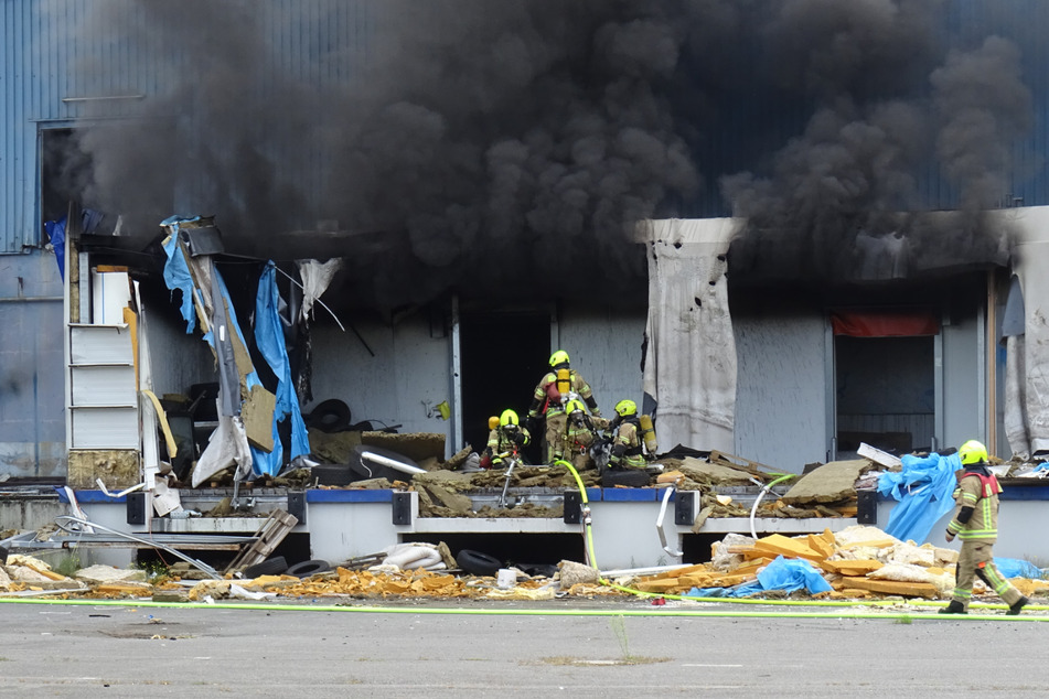 Berlin: Großeinsatz der Feuerwehr: Schwarze Rauchwolke über Marzahn