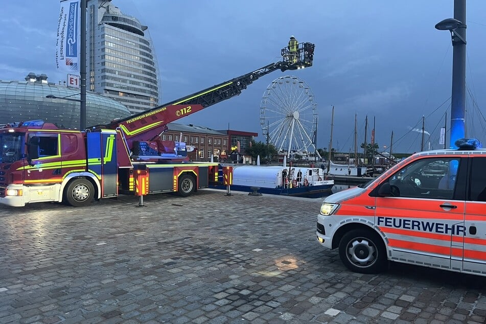 Frau von zwei Touristen aus Wasser gerettet