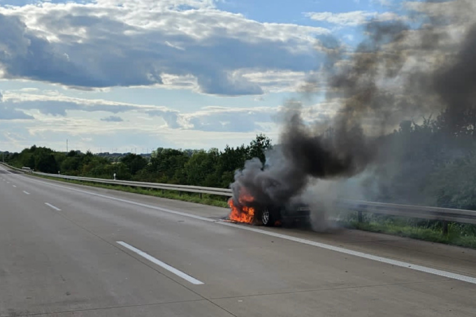 Nachdem der Fahrer angehalten hatte, geriet das Auto sofort in Brand.