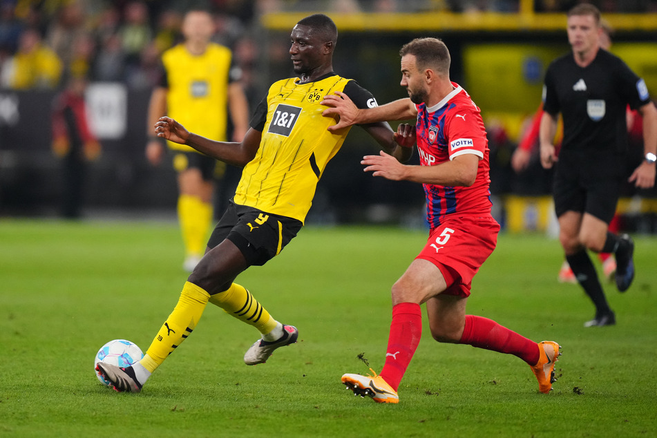 Endlich in Schwarz-Gelb: Serhou Guirassy (l.) gab am Freitagabend seine BVB-Premiere.