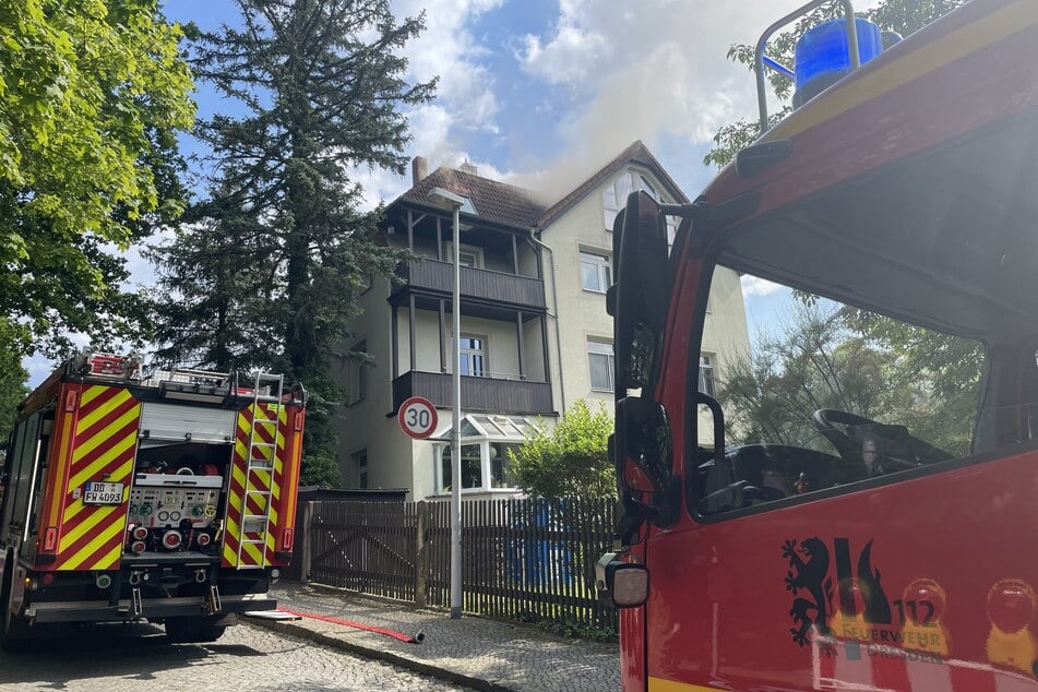 Mehrere Stunden kämpften die Feuerwehrleute gegen den Brand, der drohte das ganze Haus einzunehmen.
