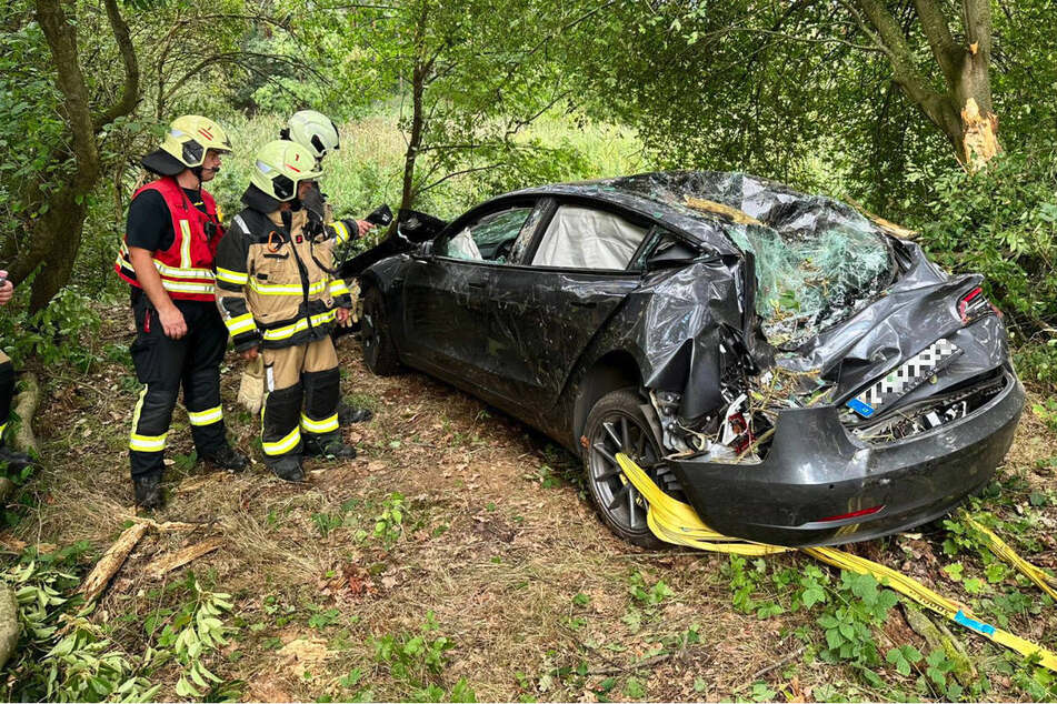 Tesla rast durch Siedlung und zerschellt an Baum: Fahrer hat schockierende Erklärung