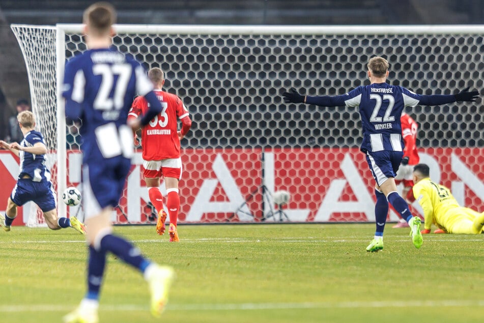 Luca Schuler (l) macht den Anfang.