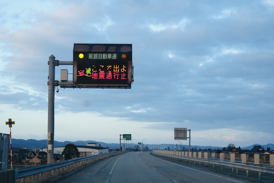 Verkehrsschilder weisen Autofahrer darauf hin, Schnellstraßen aufgrund des Erdbebens zu verlassen.